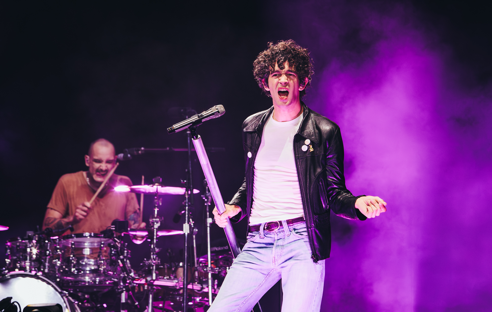Guarda Matty Healy cantare con la tribute band del 1975 durante il suo addio al celibato a Malibu