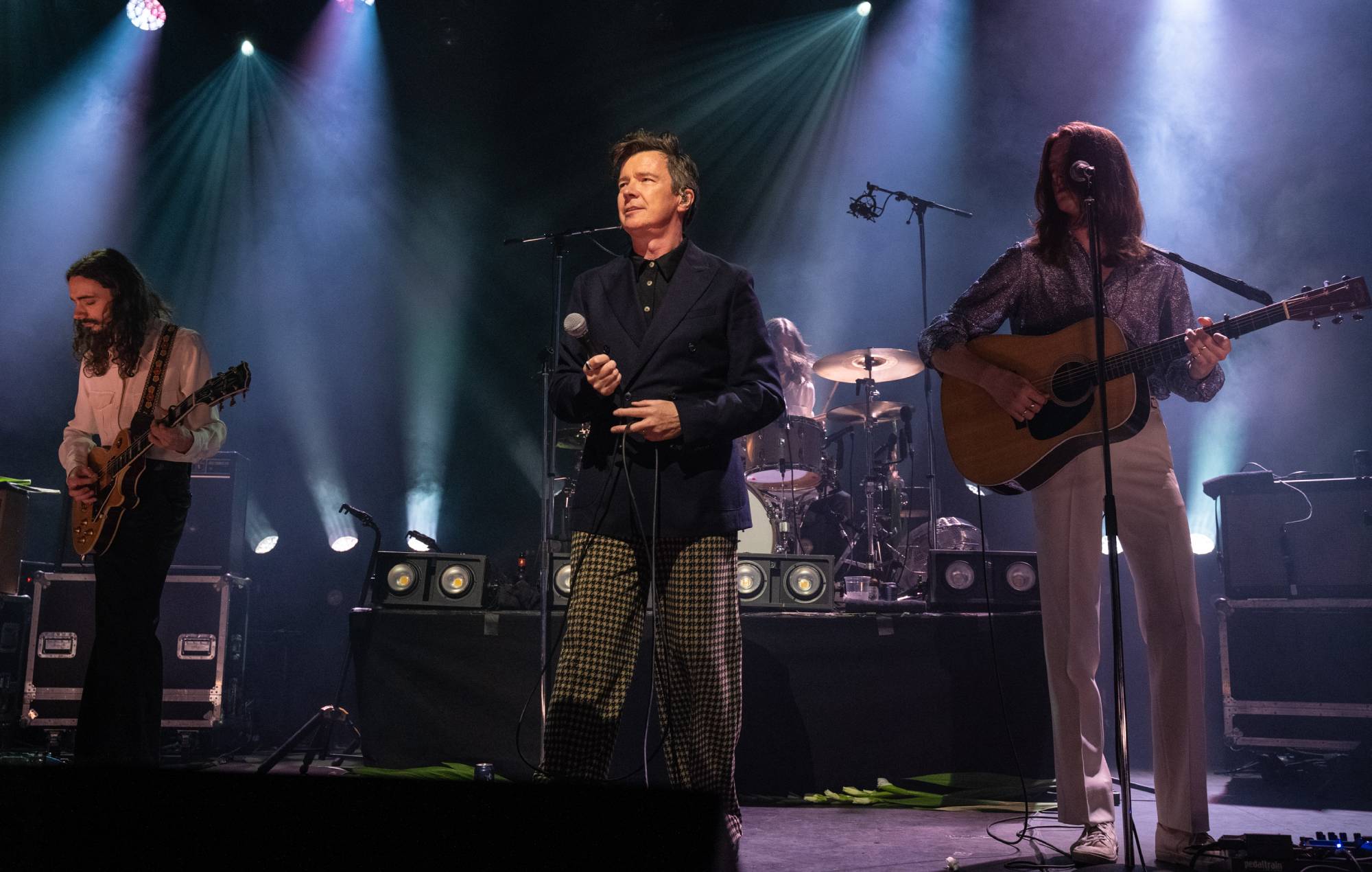 Guarda Rick Astley unirsi ai Blossoms per "Joke About Divorce" al Tramlines
