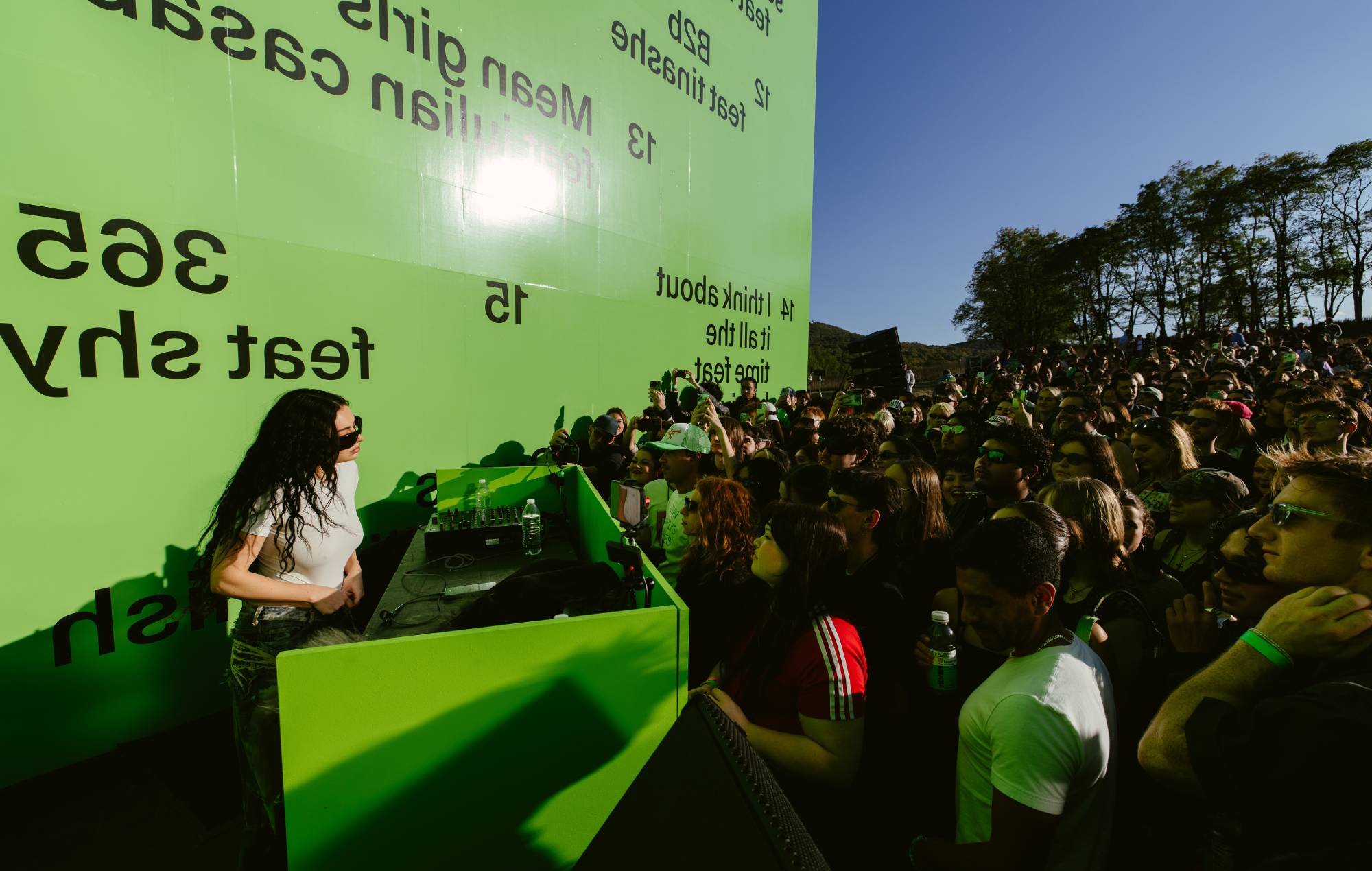 Guarda il designer di opere d'arte Charli XCX "Brat" parlare del processo di progettazione e dell'evoluzione