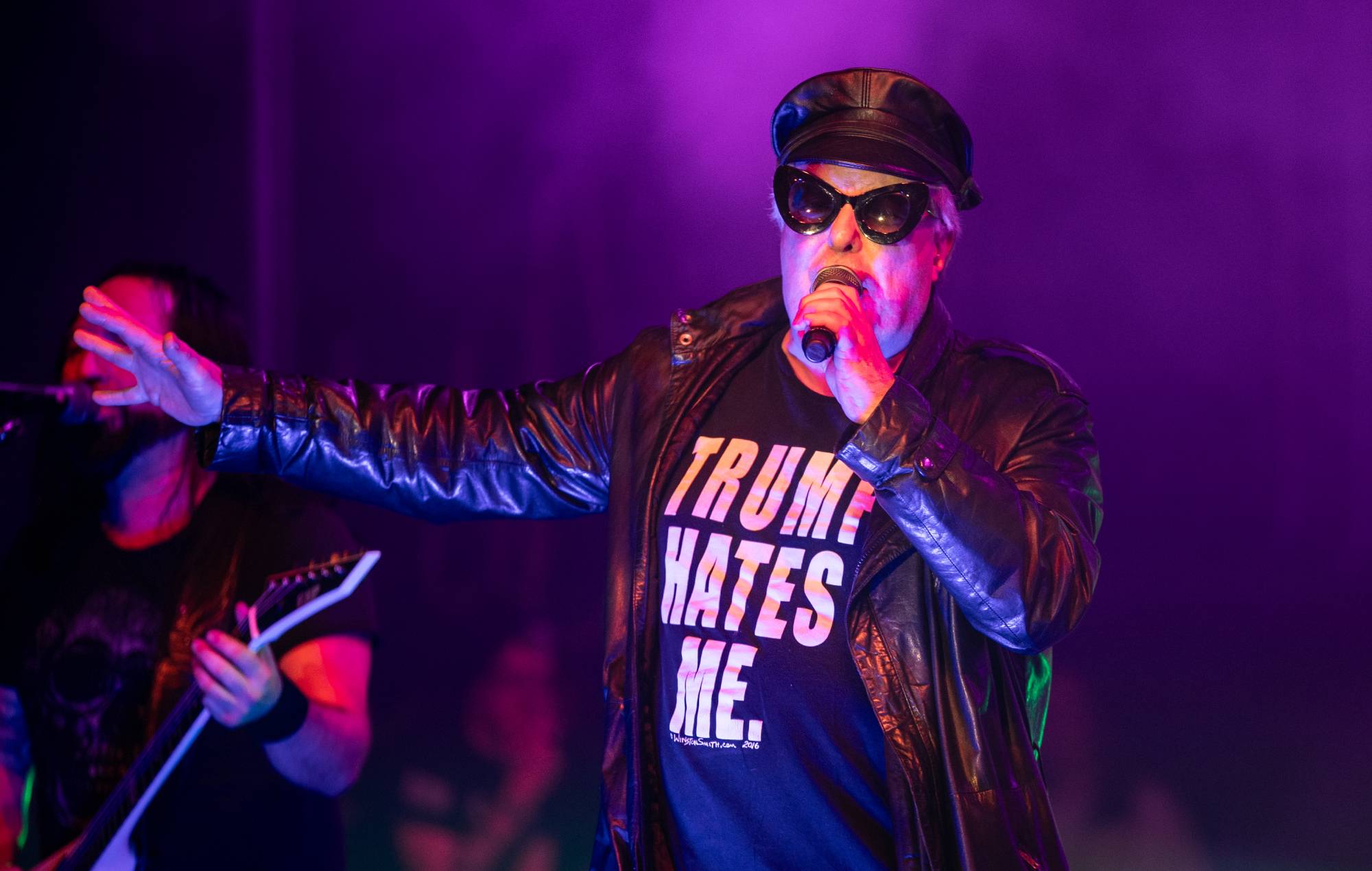Guarda l'ex leggenda dei Dead Kennedys, Jello Biafra, tornare sul palco pochi mesi dopo aver subito un ictus