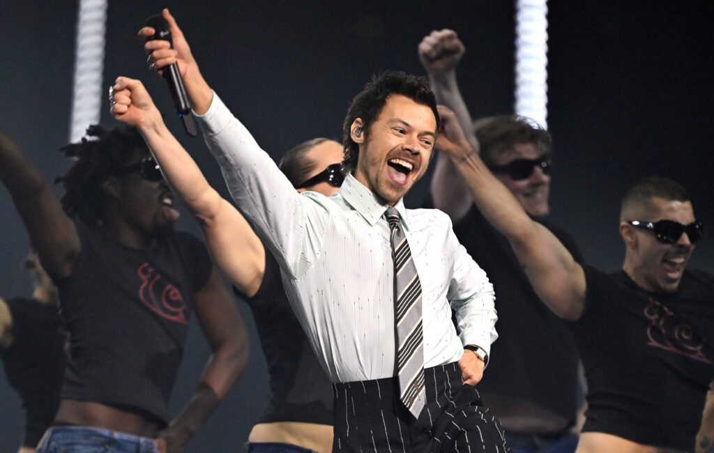 Harry Styles ha ricevuto il distintivo d'oro Blue Peter