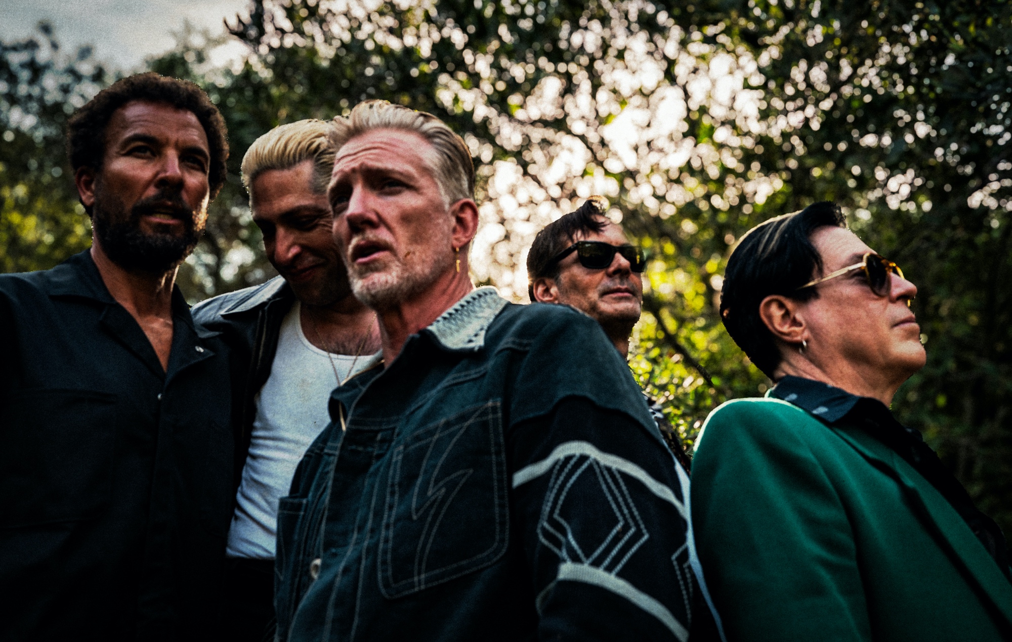 I Queens Of The Stone Age tornano con il nuovo singolo psichedelico 'Easy Street': "È come colpire il tuo osso divertente, dove è divertente perché fa male e fa male perché è divertente"