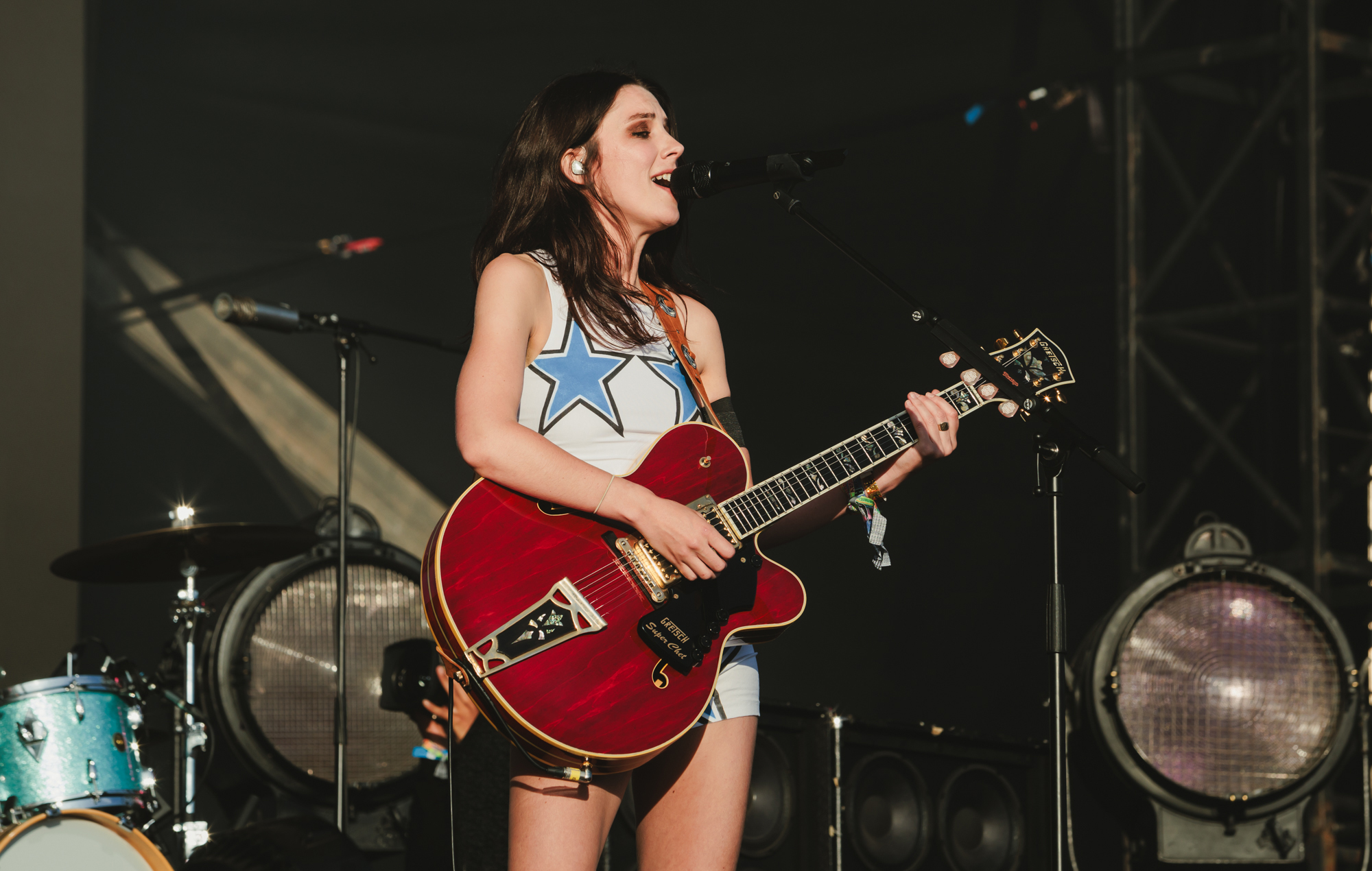 I Wolf Alice condividono la tenera nuova canzone "Gospel Oak" da "The Clearing: B-sides" e condividono gli orari sul palco di Finsbury Park