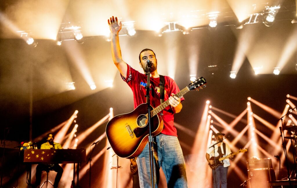 Il concerto di Noah Kahan tra gli spettacoli è stato annullato all'ultimo minuto a causa del maltempo a New York
