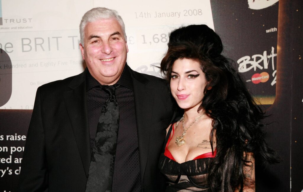 Il padre di Amy Winehouse ha condannato a pagare quasi 1 milione di sterline agli amici della defunta cantante