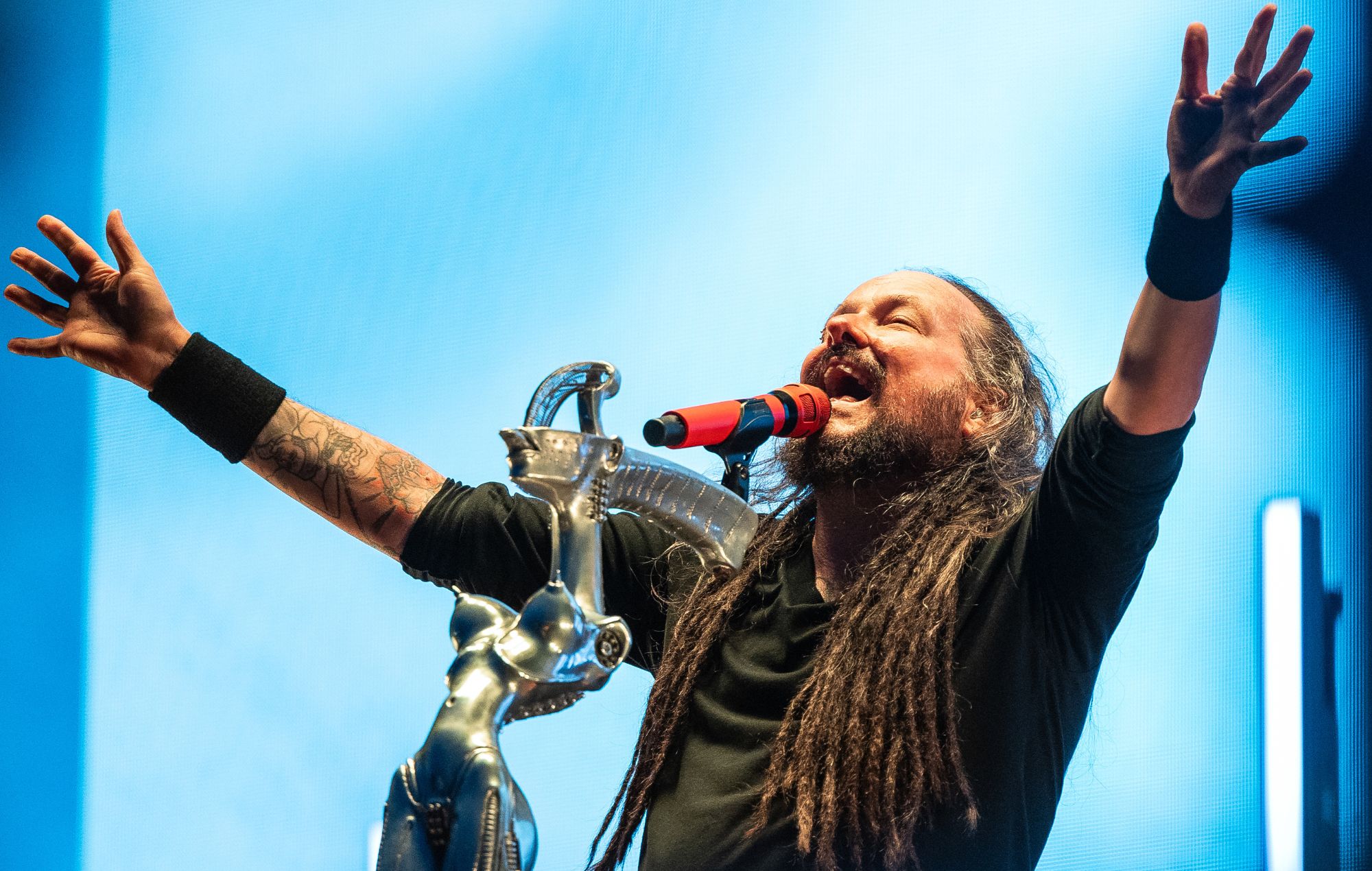 Jonathan Davis di KoRn ha sposato Brittany Parisi lo stesso giorno in cui si sono sposati Taylor Swift e Travis Kelce