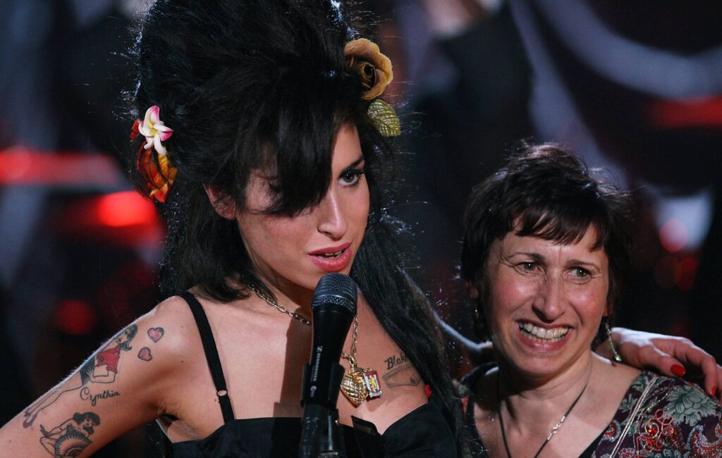 La madre di Amy Winehouse rende omaggio e riflette sul quindicesimo anniversario della sua morte: "È stata vittima del suo stesso successo"