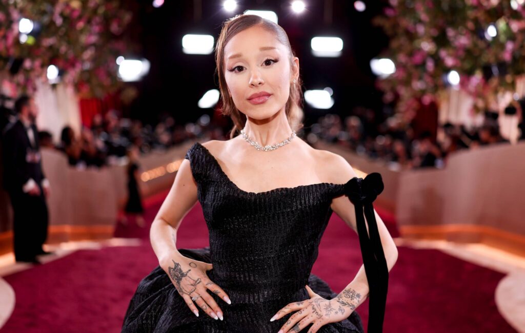 La sosia di Ariana Grande condivide il messaggio ricevuto dal cantante: "Sei molto bella come te stessa"