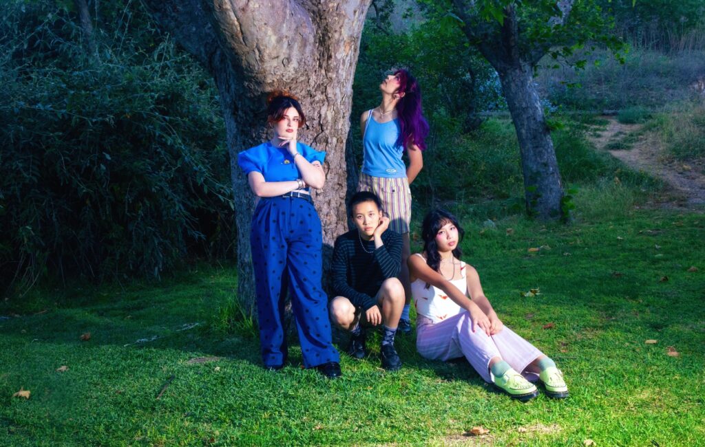 Le Linda Linda nel nuovo album "davvero divertente" "Gotta Get Out" e nella "figosa" collaborazione con Hayley Williams "Closer": "È una canzone emo sul non voler invecchiare"