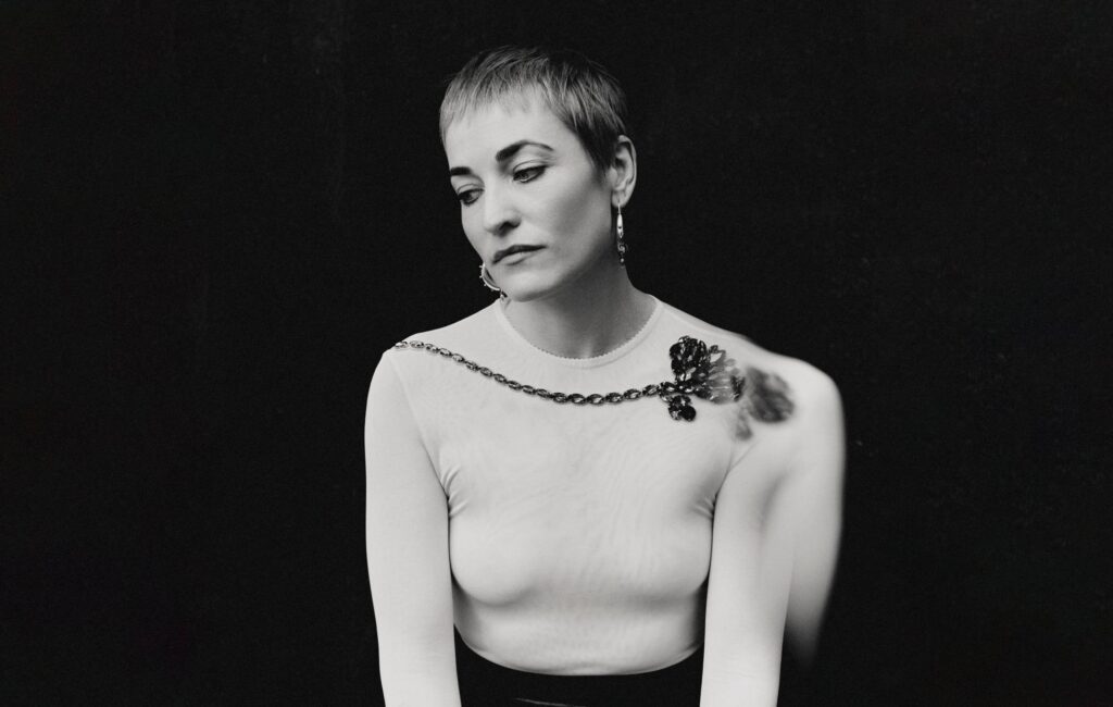 Radie Peat dei Lankum valuta i "due estremi" della relazione nell'inquietante singolo di debutto da solista, "Still I Love Him"