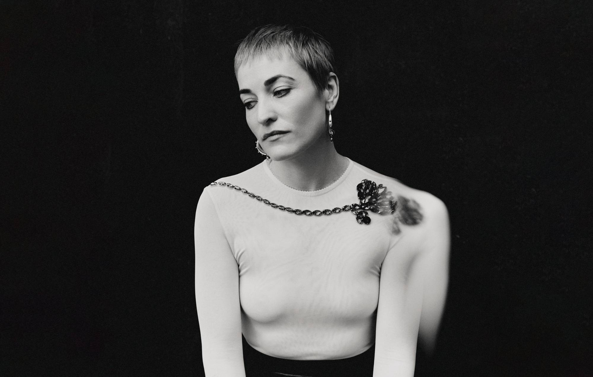 Radie Peat dei Lankum valuta i "due estremi" della relazione nell'inquietante singolo di debutto da solista, "Still I Love Him"
