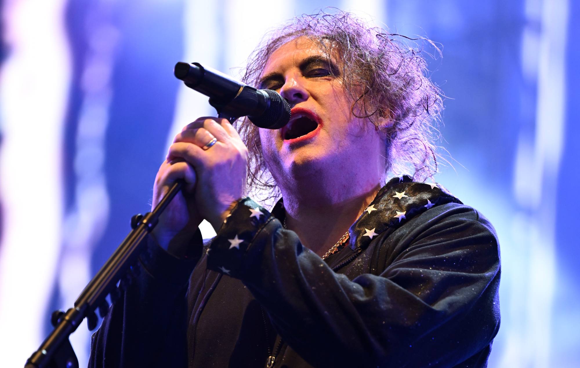 Robert Smith dei Cure non vede l'ora di assistere allo spettacolo di Chris Martin durante l'intervallo della Coppa del Mondo