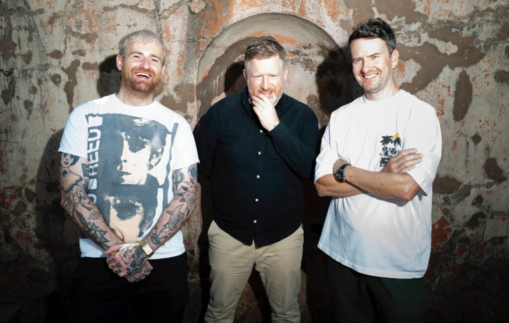 Tom Coll di Fontaines DC lancia la nuova etichetta Inis Records con Michael Roe di Richter Collective e Ken Allen di Faction