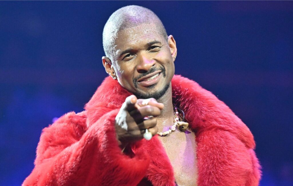 Usher avverte i fan dopo l'incidente virale di aver fatto una lap dance sul palco: "Non portare il culo quassù se non vuoi essere qui"