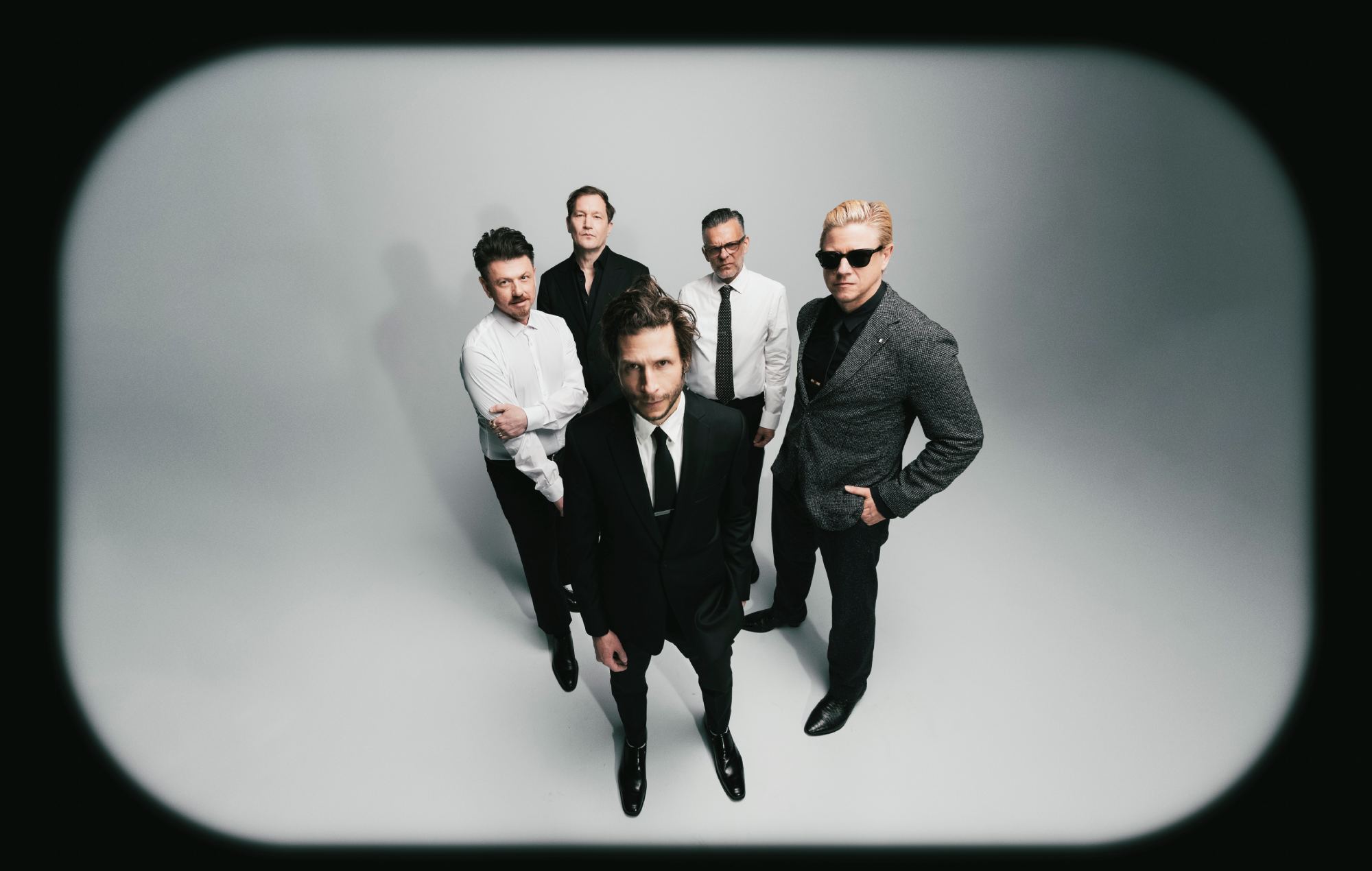 Interpol – Recensione di 'This Mirror Weighs A Ton': inni esistenziali e il loro meglio dai tempi di 'Antics'