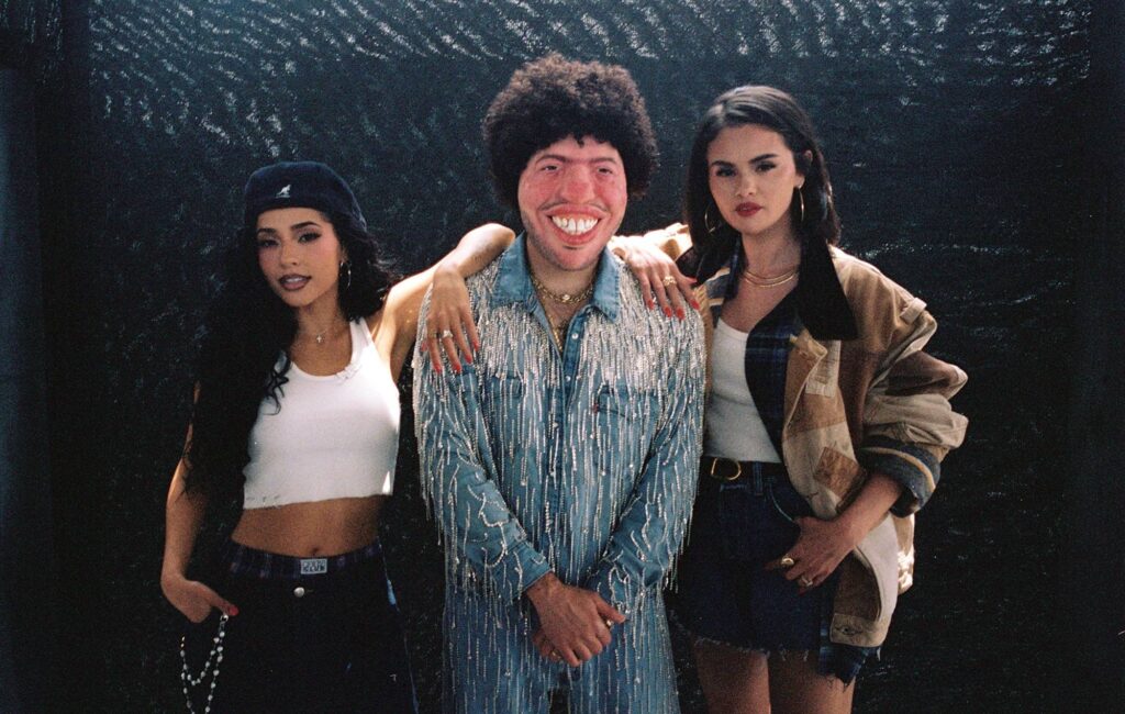 Benny Blanco fa squadra con Selena Gomez e Becky G per il singolo estivo "Te Olvido (La La)" con il video interpretato da Danny Trejo