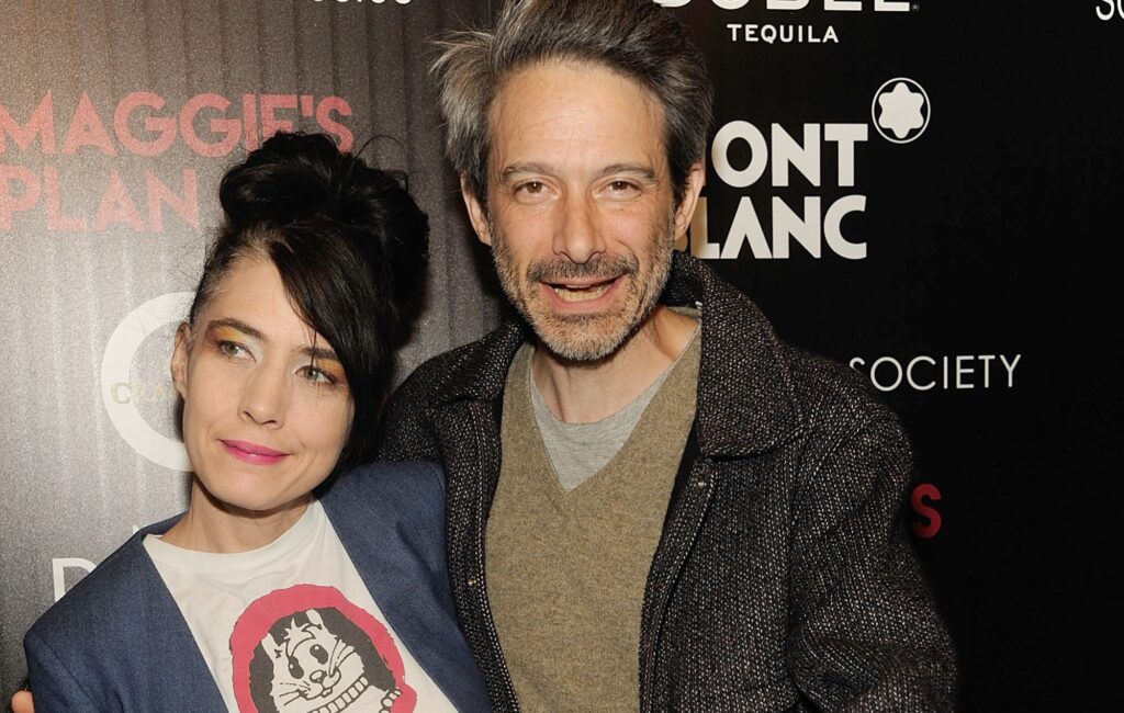 Dai un'occhiata alla vivace cover di Kathleen Hanna e Ad-Rock di "Let Me Love You" di Justin Bieber per l'album benefico ICE OUT