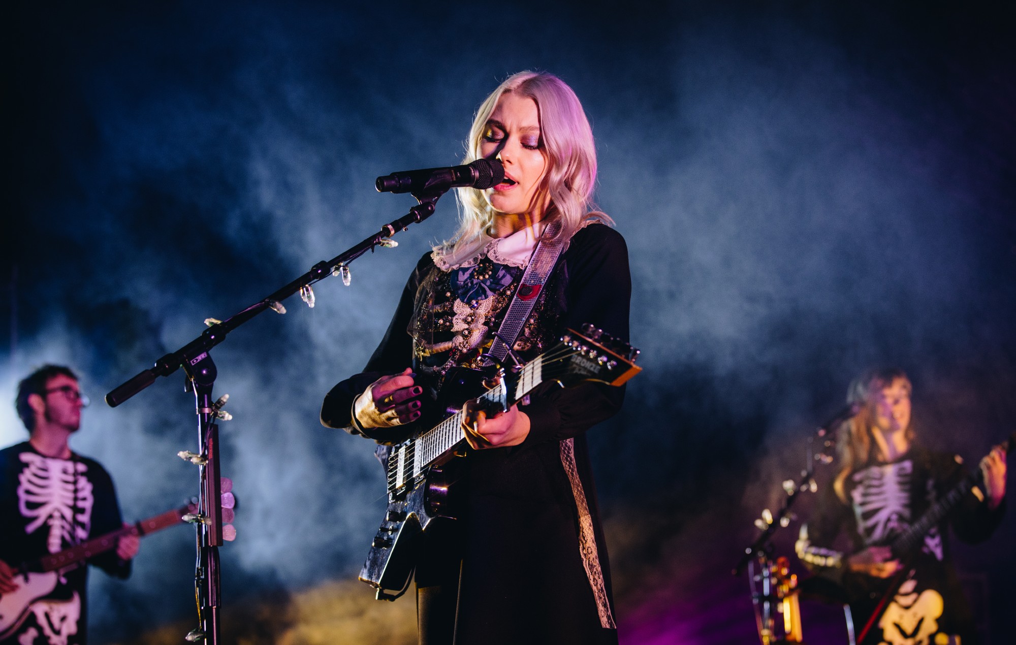 Ecco Phoebe Bridgers durante la cover di "Lithium" dei Nirvana per la BBC Radio 1 Live Lounge