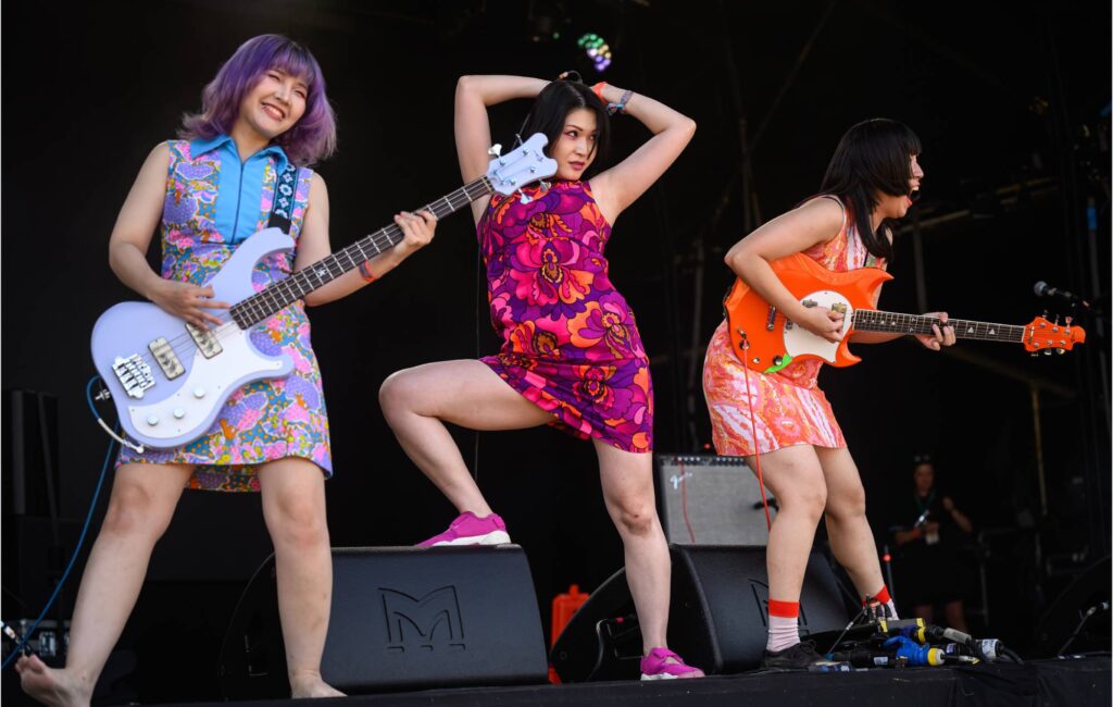 Gli Otoboke Beaver si scusano per aver lanciato la chitarra e aver ricoverato il fan in ospedale