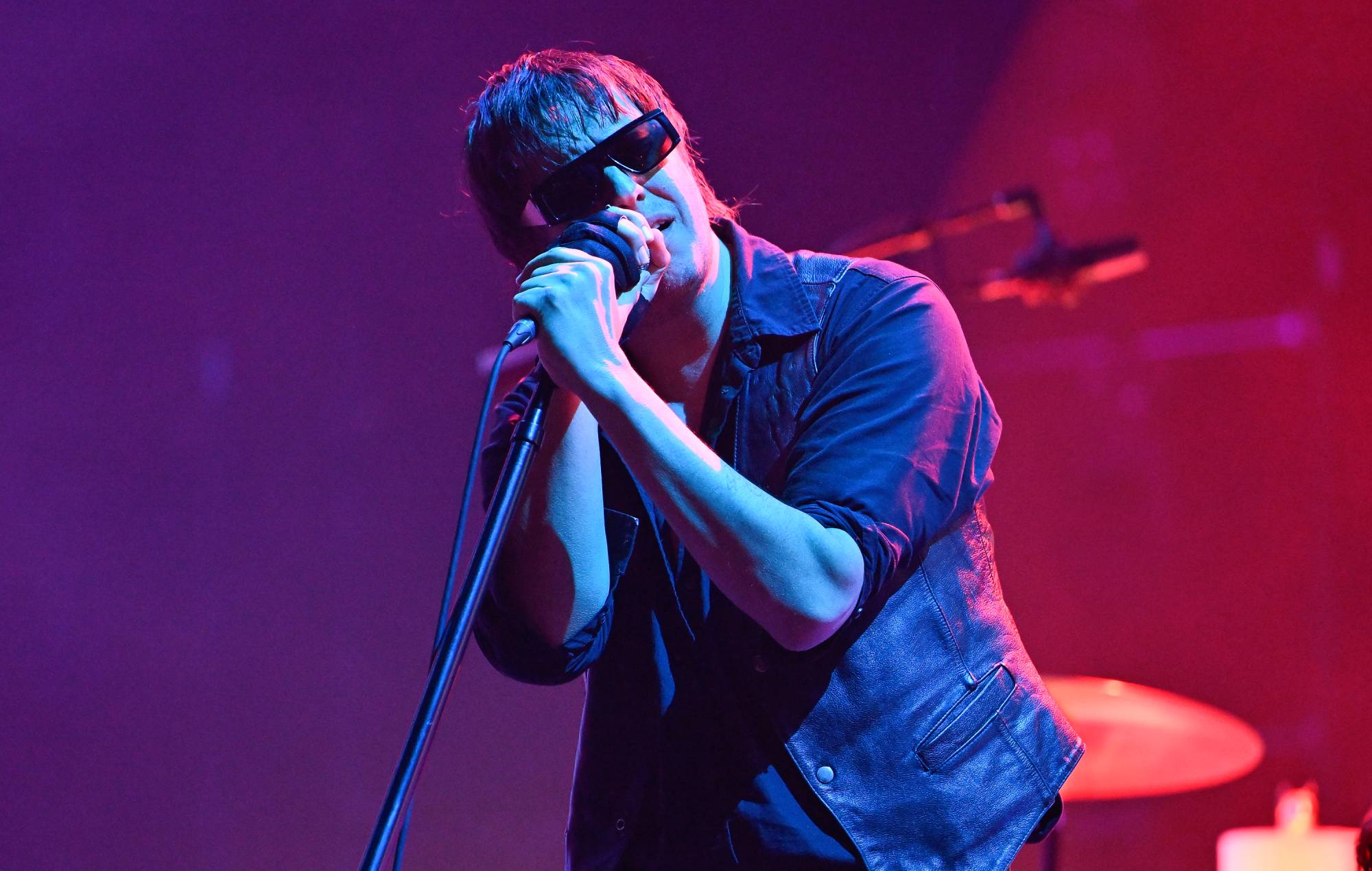 Gli Strokes suonano "Going To Babble On" dal vivo per la prima volta al Just Like Heaven 2026 mentre Julian Casablancas definisce James Murphy di LCD Soundsystem il "Brett Favre dell'indie rock"