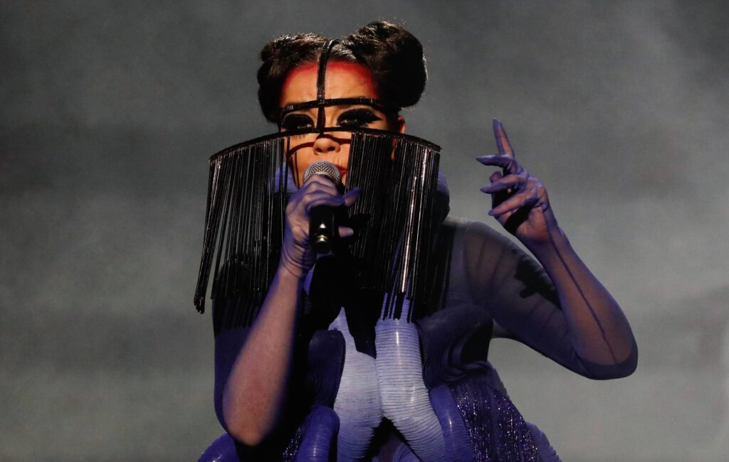 Guarda Björk suonare il DJ set al rave sull'eclissi solare in Islanda