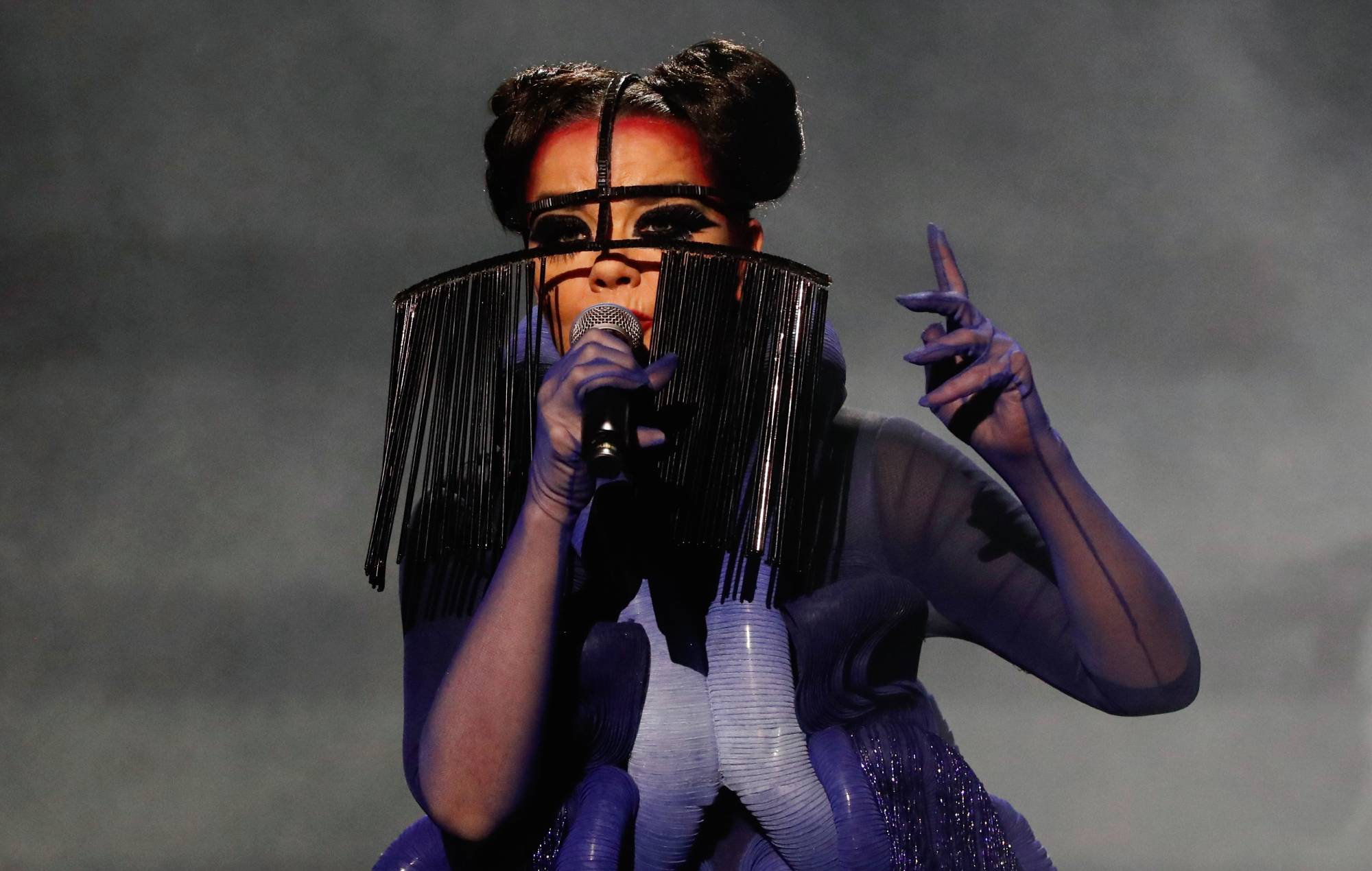 Guarda Björk suonare il DJ set al rave sull'eclissi solare in Islanda