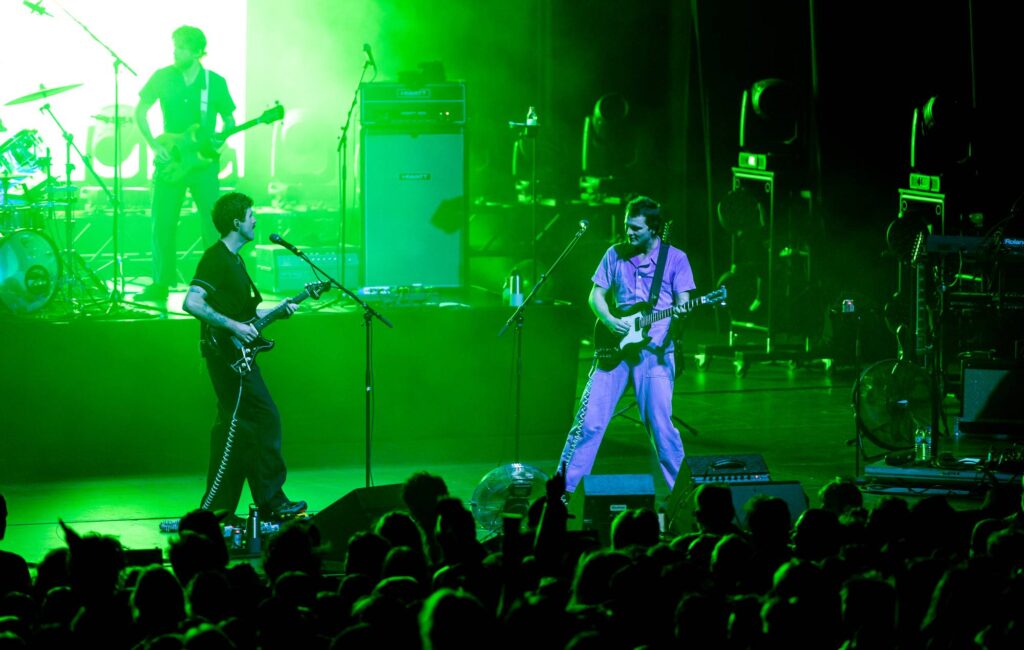 Guarda King Gizzard e il Mago Lucertola far emergere Max Weinberg allo spettacolo del Queens