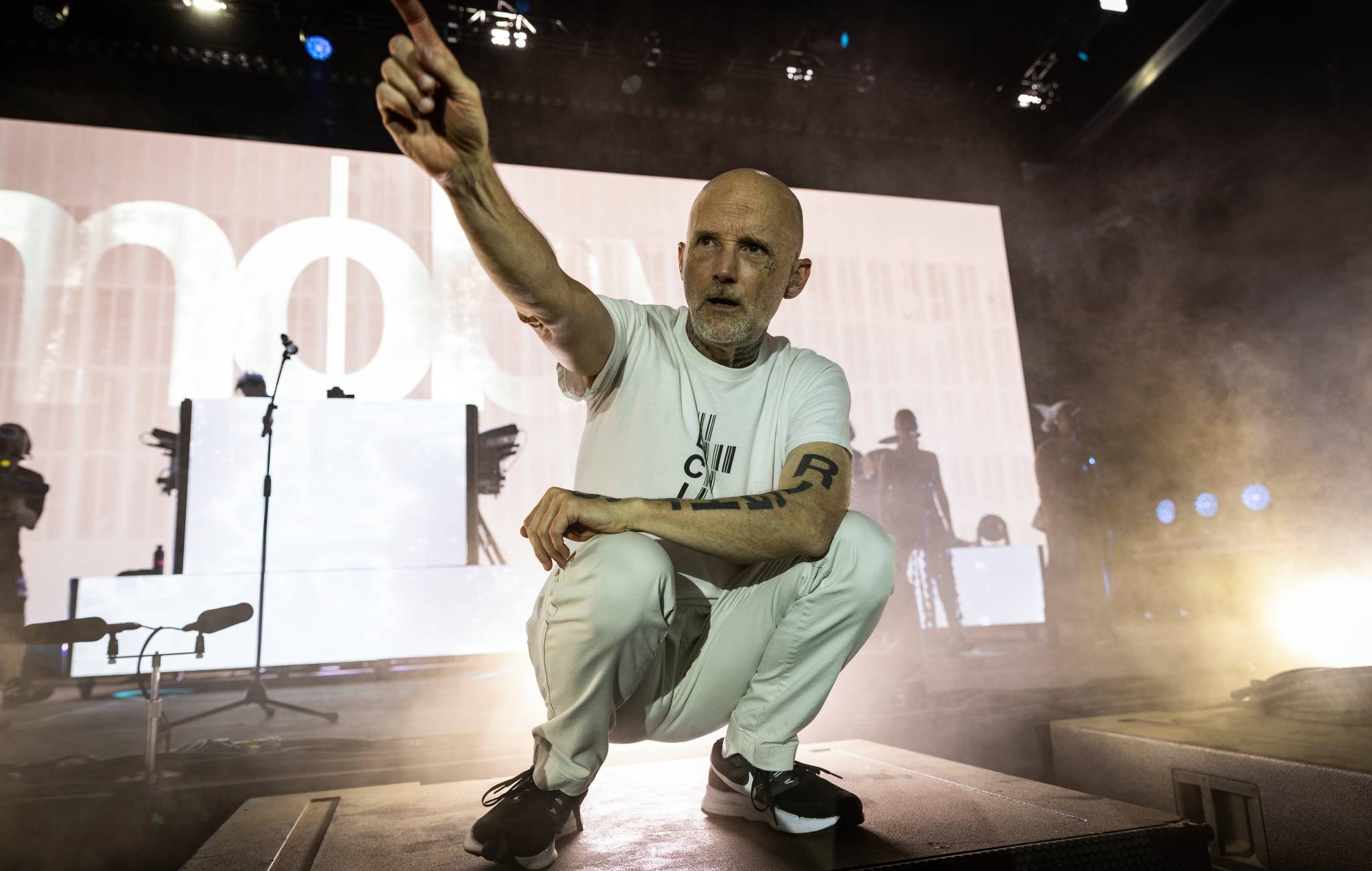 Guarda Moby esibirsi dal vivo a Dublino in "My Lovely Horse", la canzone preferita di "Father Ted".