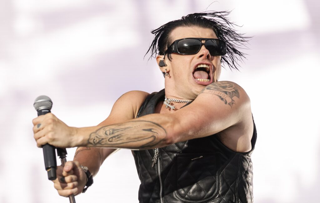 Guarda Yungblud portare una coppia sul palco per rivelare il sesso del loro bambino: "Portare la vita nel mondo, che bella giornata del cazzo"
