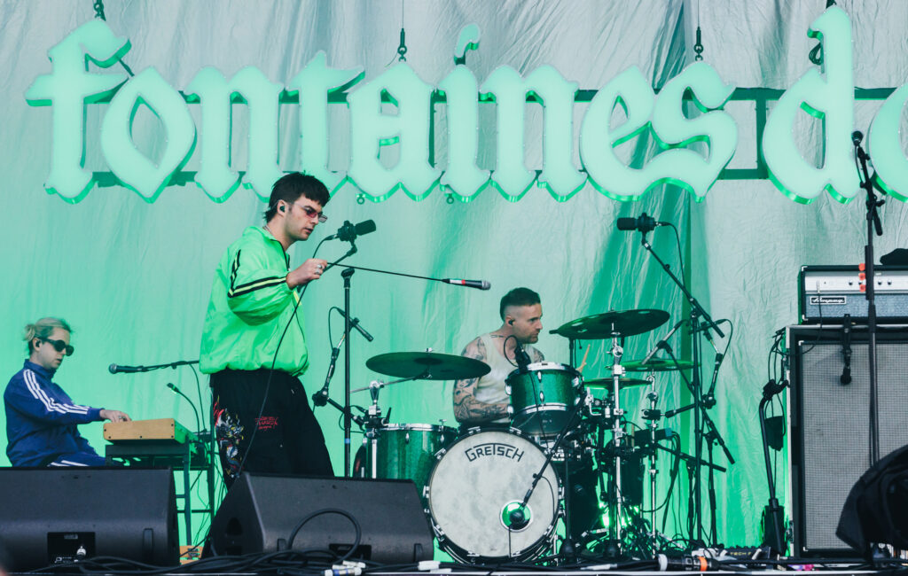 Guarda il debutto dei Fontaines DC con le nuove canzoni "Marianne" e "Six Shot Morning" nel primo spettacolo da headliner completo del 2026