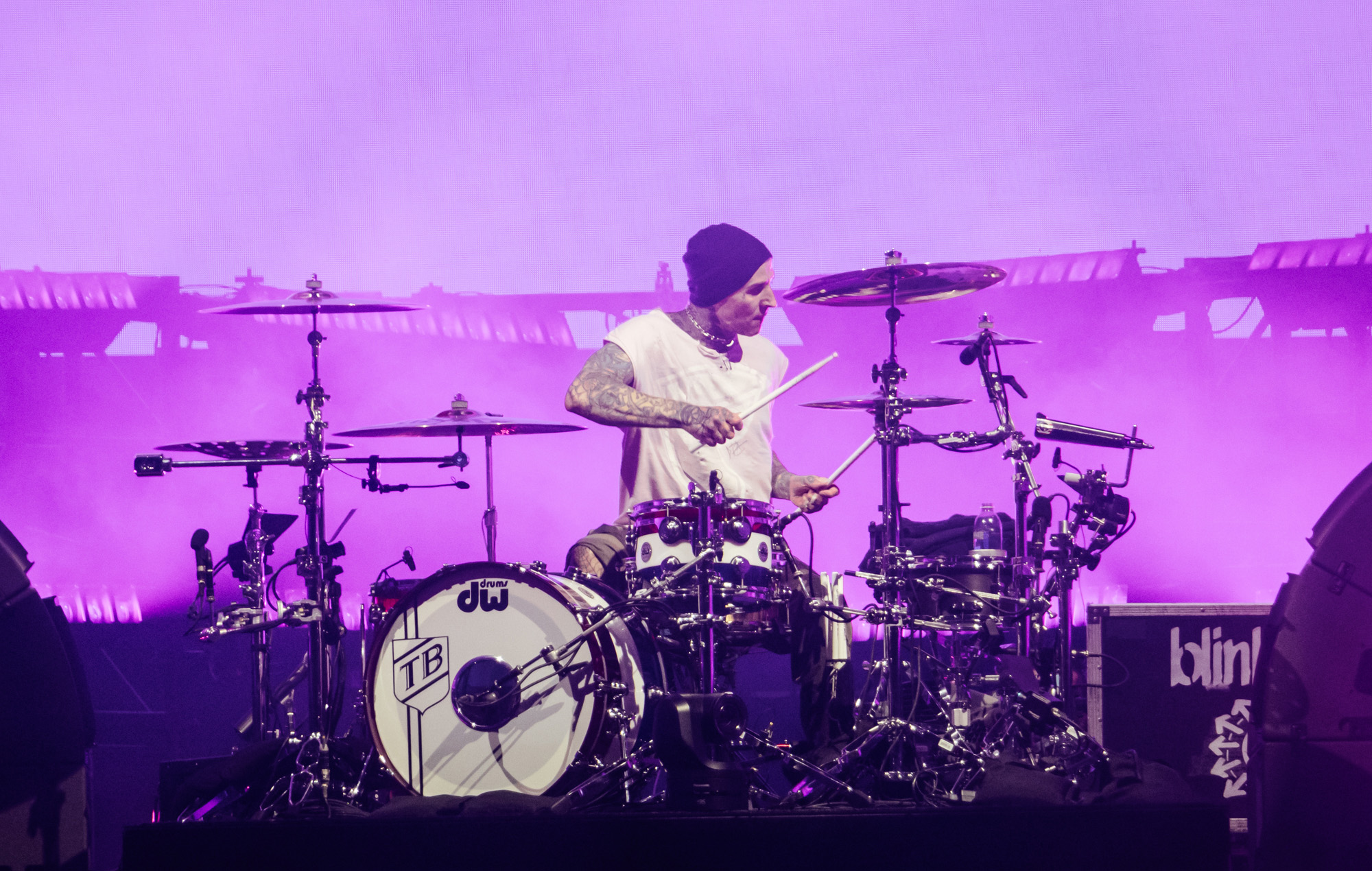 Guarda l'emozionante trailer di "Travis Barker: Louder Than Fear" - con i Blink-182, il compianto Taylor Hawkins e altri