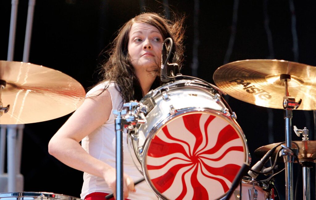 Il Daily Mail accusato di aver stalkerato una donna identificata erroneamente come Meg White dei White Stripes in una "nuova vita segreta"