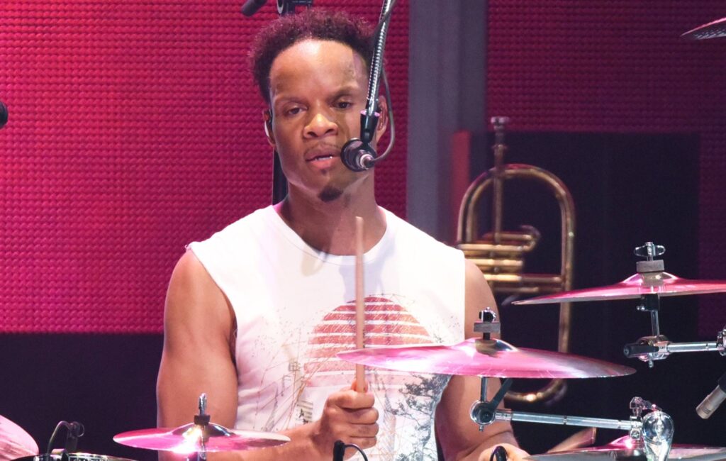 Il batterista degli Earth, Wind & Fire John Paris in coma indotto dopo un'emergenza medica prima dello spettacolo di San Francisco