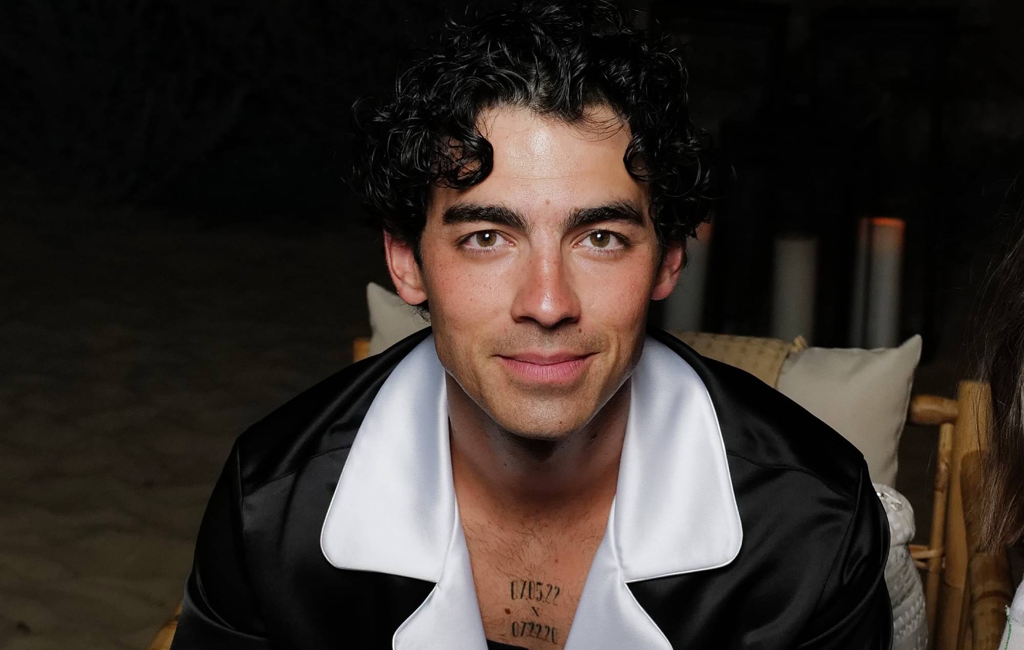 Joe Jonas dice di aver cercato una terapia per le scarse vendite dei suoi album