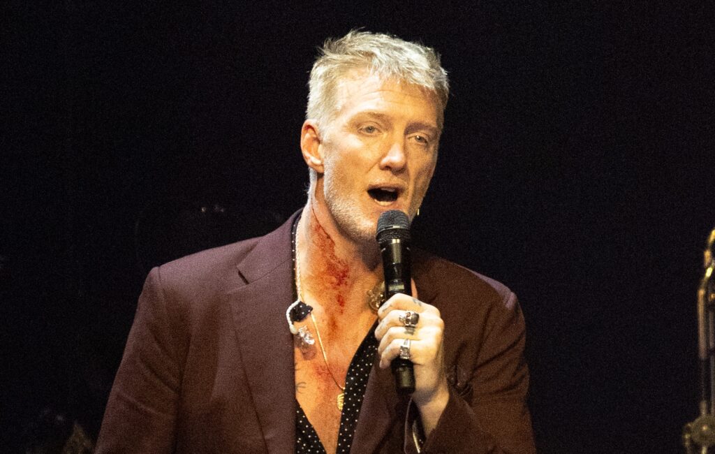 Josh Homme dei Queens Of The Stone Age sfida una multa da 10.000 dollari al Ford Field di Detroit: "Non lasciate che questi fottuti stronzi aziendali vi dicano cosa fare"