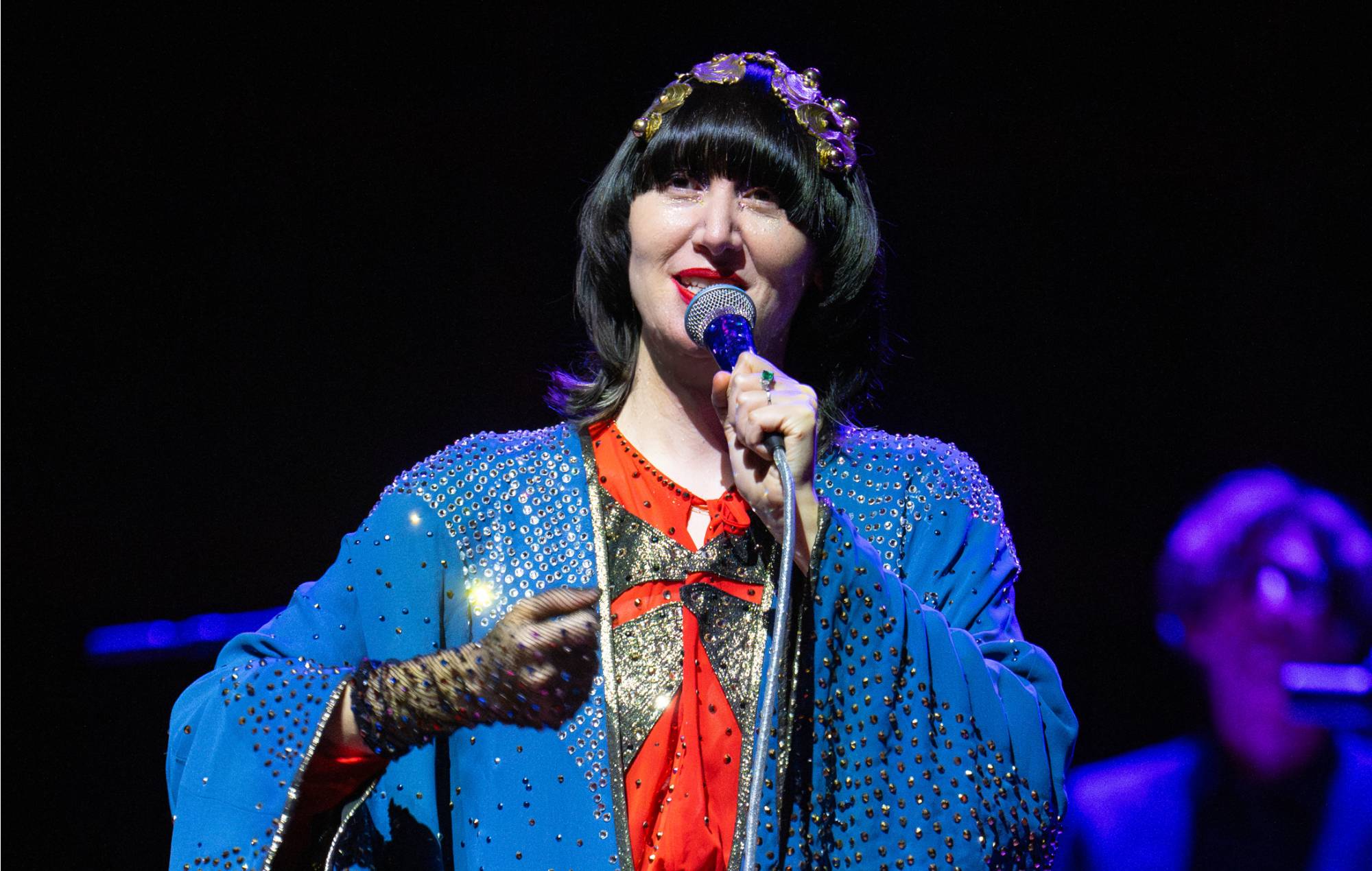 Karen O di Yeah Yeah Yeahs non può esibirsi al Daisy Chain Fields a causa di "emergenza familiare"