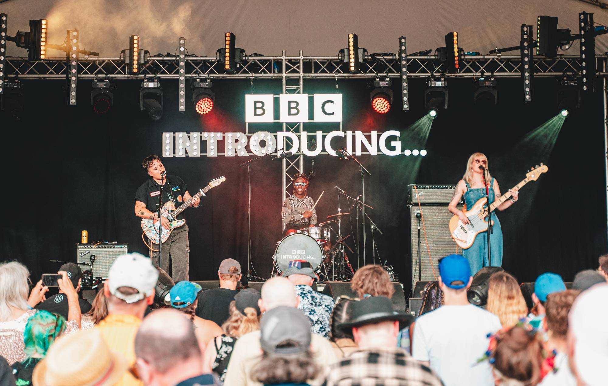 La BBC presenta gli eventi "LIVE" in tutto il Regno Unito per giovani artisti dopo essere stati eliminati da Reading e Leeds