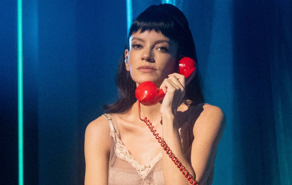 Lily Allen risponde alle critiche per la sua mancanza di interazione con il pubblico nel tour "West End Girl".