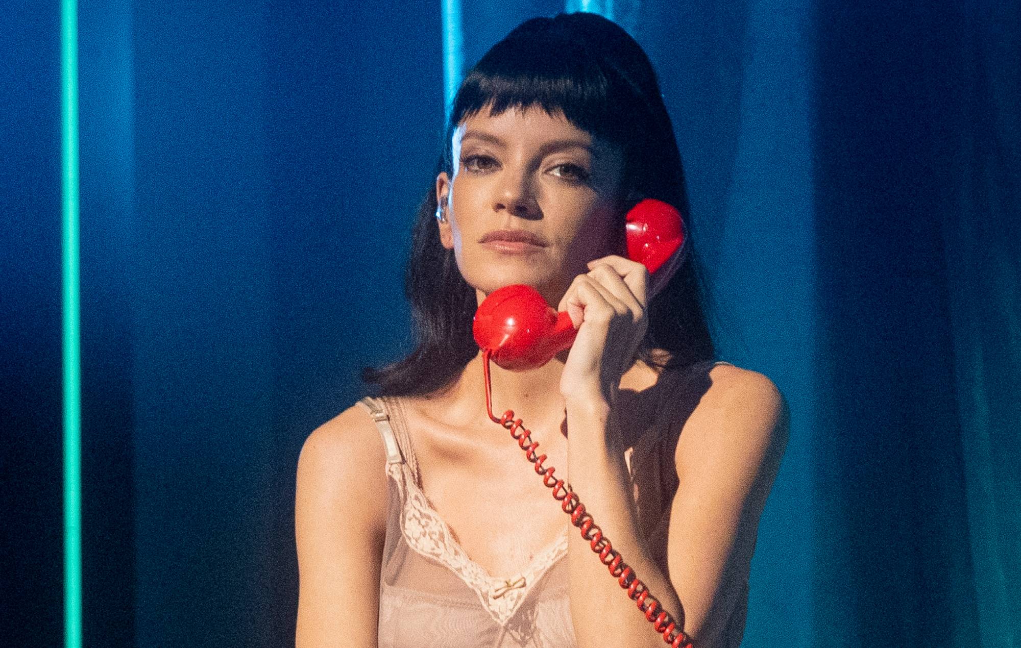 Lily Allen risponde alle critiche per la sua mancanza di interazione con il pubblico nel tour "West End Girl".
