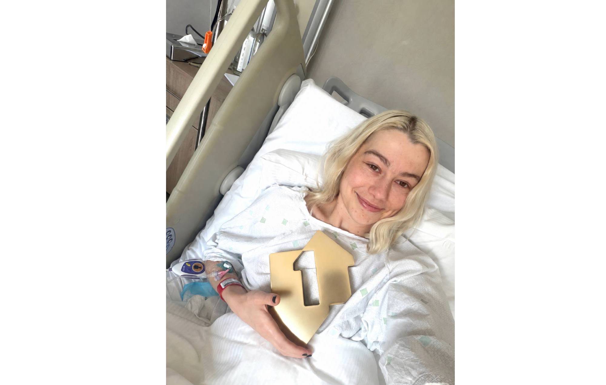 Phoebe Bridgers annuncia spettacoli intimi nel Regno Unito riprogrammati mentre celebra l'album numero uno dall'ospedale