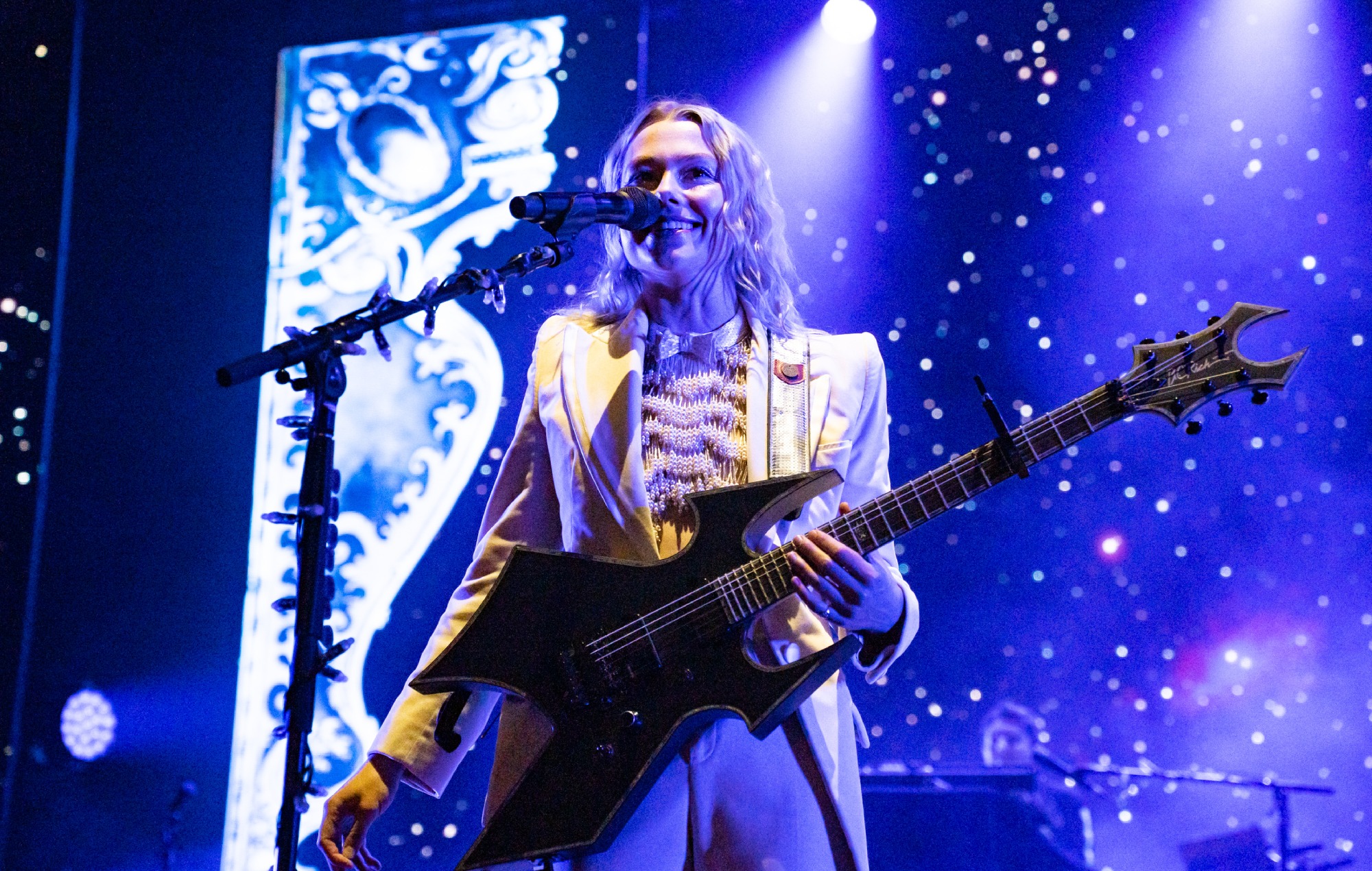 Phoebe Bridgers guida i fan sulla pista di pattinaggio alla festa di ascolto "Lost Weekend".