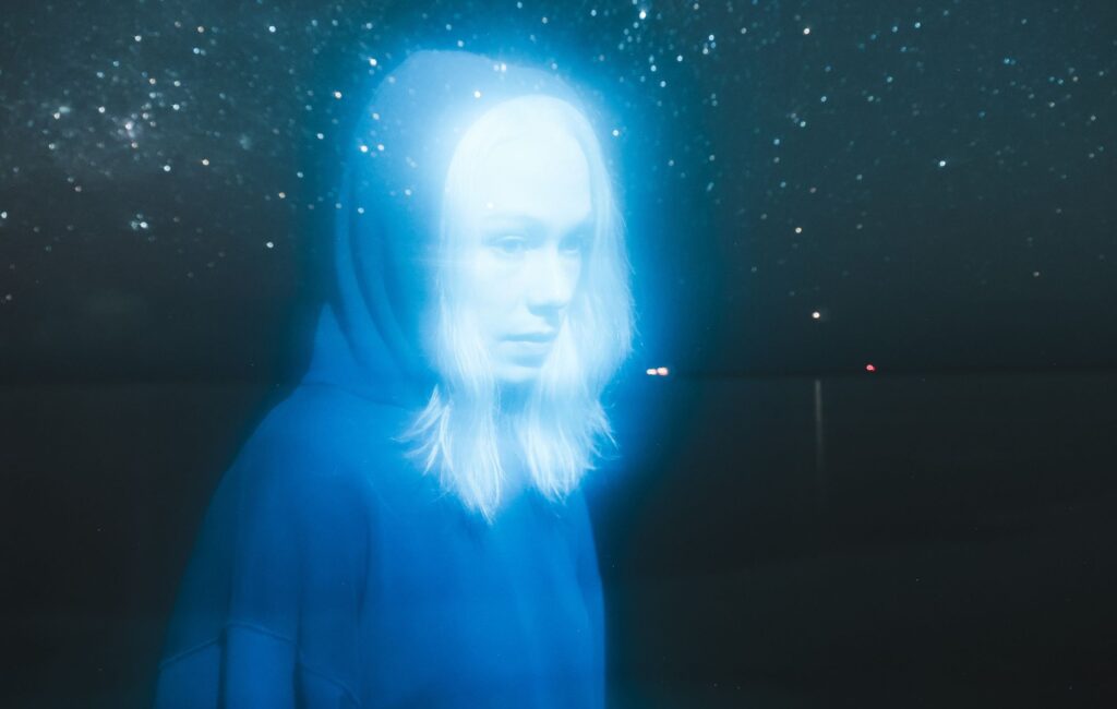 Phoebe Bridgers presenterà in anteprima il nuovo album "Lost Weekend" con spettacoli visivi personalizzati nei planetari di tutto il mondo