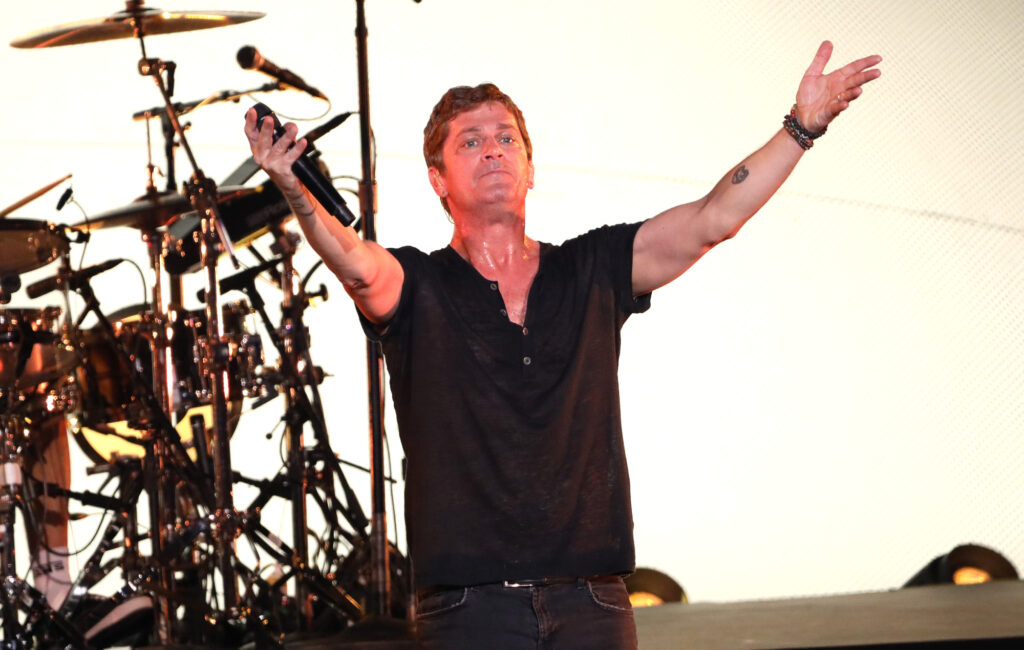 Rob Thomas dei Matchbox Twenty diventa virale per aver fatto oscillare l'asta del microfono nella testa del compagno di band, rompendogli le orecchie