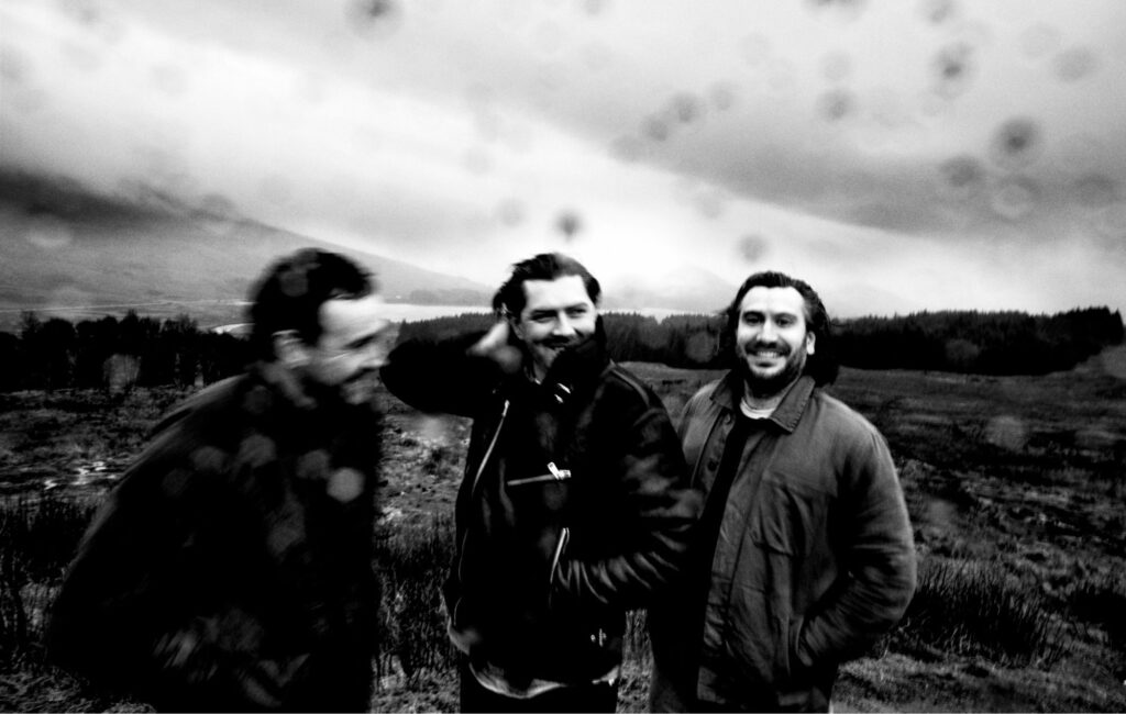 Sam McTrusty di Twin Atlantic rende omaggio alle sue figlie mentre lo sostengono nell'euforico singolo "Supersweetness"