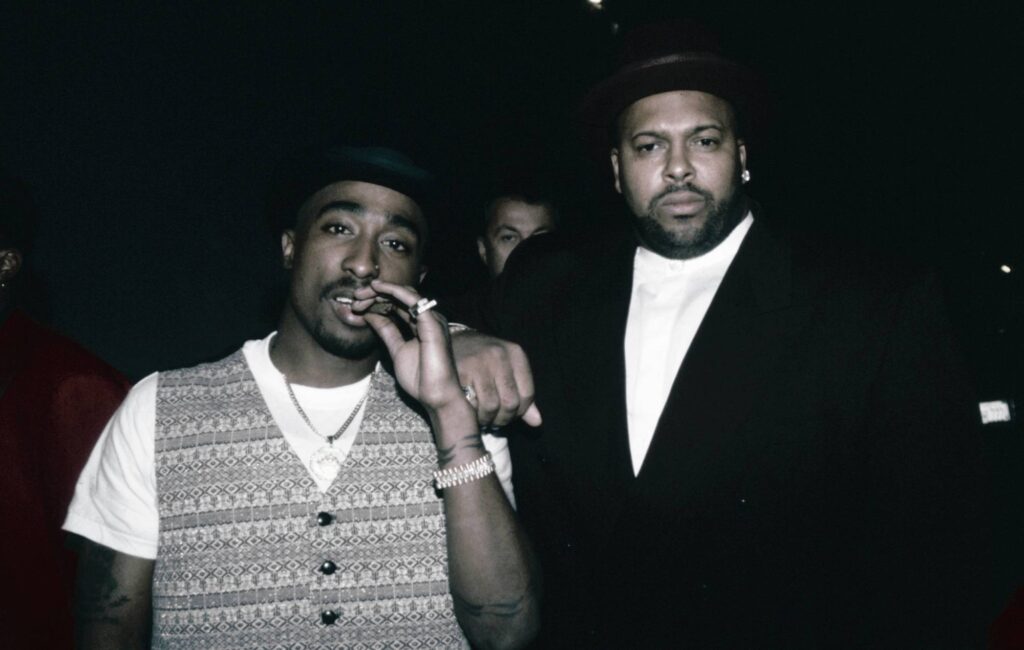 Suge Knight afferma che gli amici e la famiglia di Tupac Shakur hanno fumato le sue ceneri