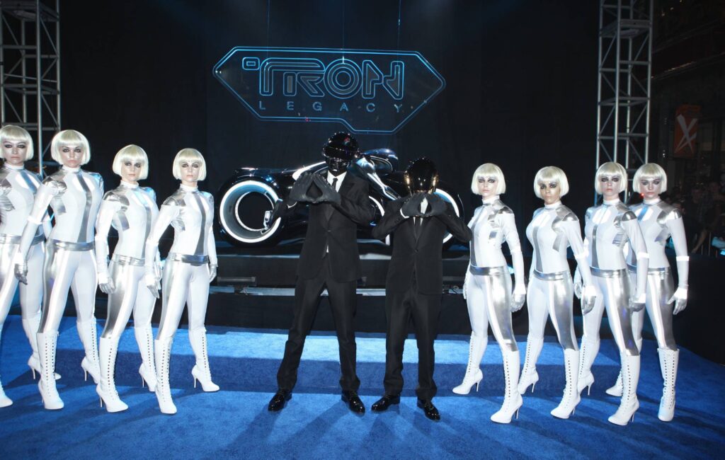 Thomas Bangalter dei Daft Punk afferma che scrivere la colonna sonora di Tron: Legacy è stato "deprimente" e "limitante"