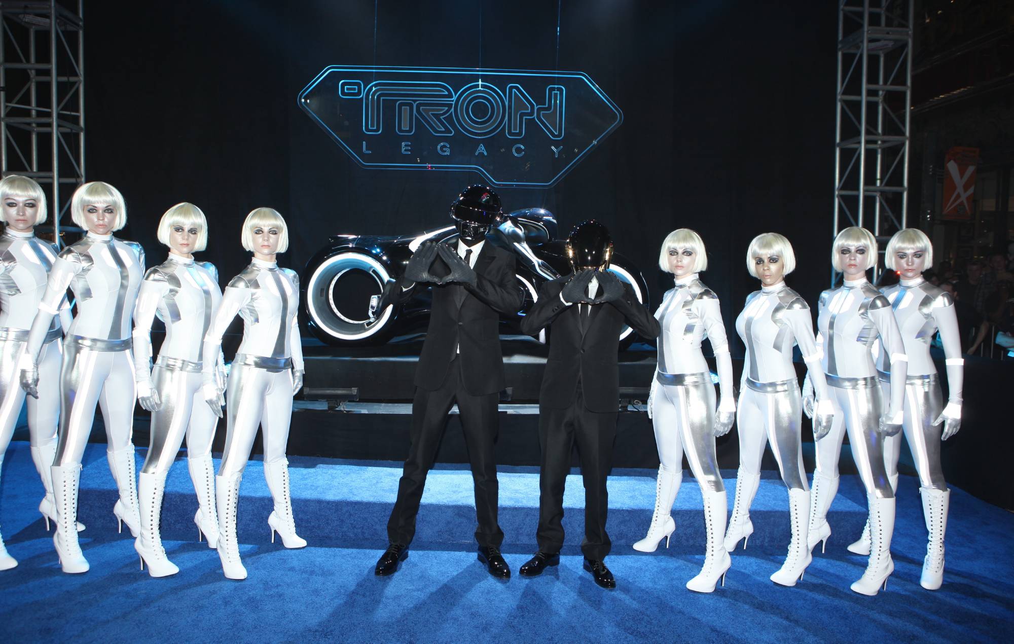 Thomas Bangalter dei Daft Punk afferma che scrivere la colonna sonora di Tron: Legacy è stato "deprimente" e "limitante"