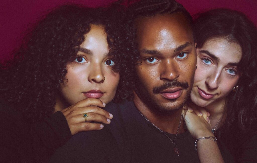 Tiny Habits – Recensione 'Keepers': silenziosi creatori di armonie entrano in un nuovo sound solare
