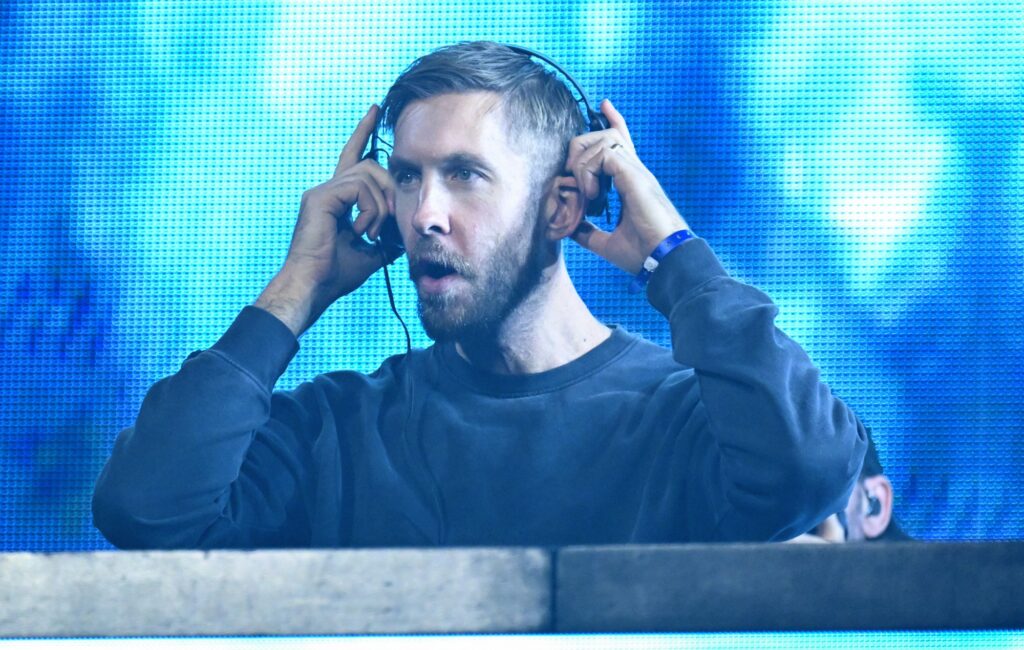 Un fan di Calvin Harris diventa virale dopo essere stato colpito da una pizza mentre filmava un concerto al telefono