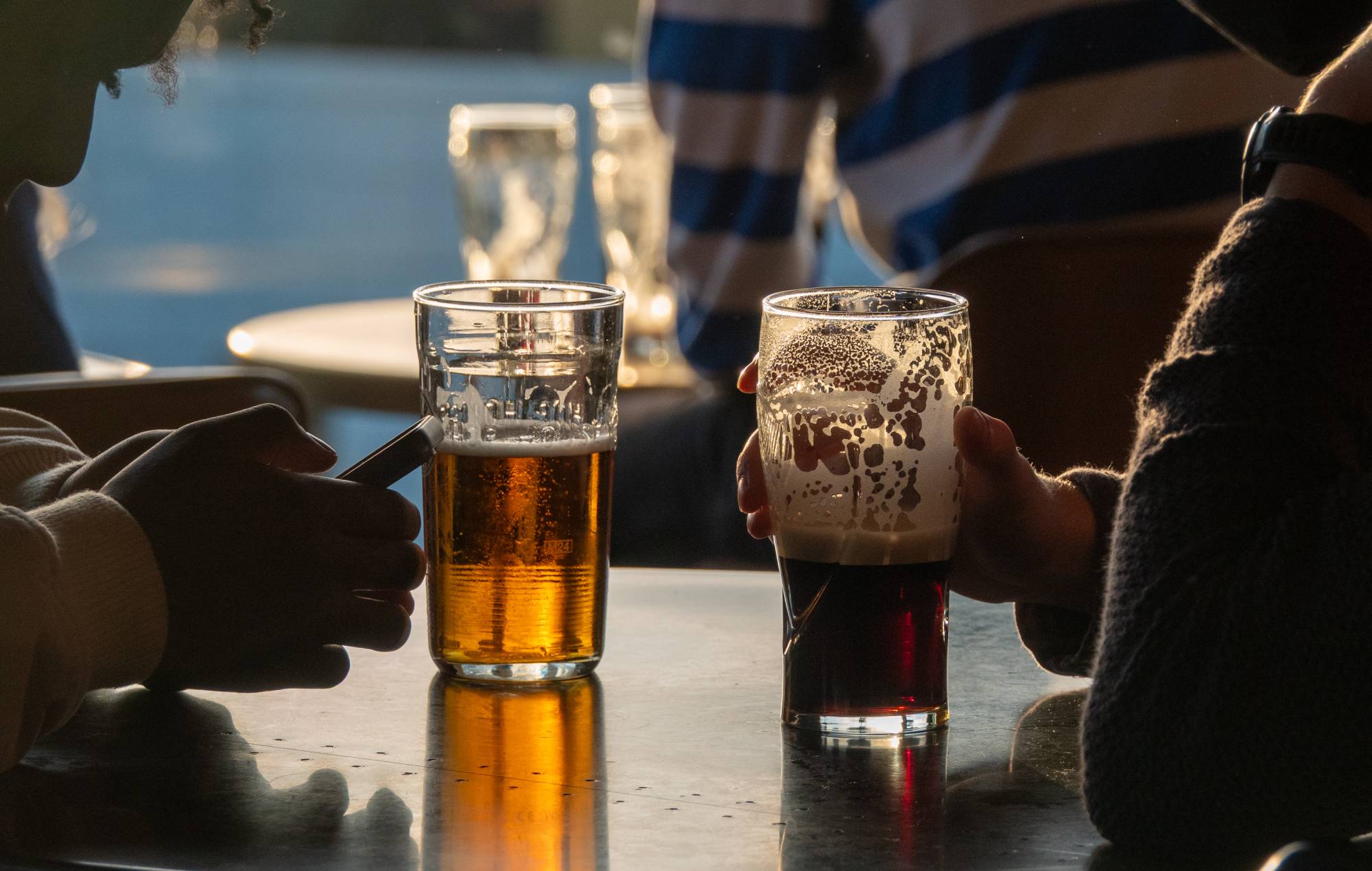 Wetherspoons vieta ai clienti di riprodurre musica ad alto volume sui telefoni